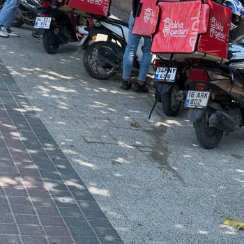 Burger King Kaldırım İhlali Yaparak Tehlike Saçıyor