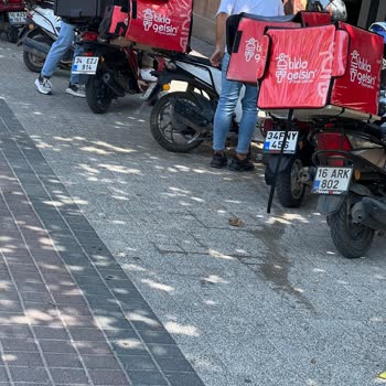 Burger King Kaldırım İhlali Yaparak Tehlike Saçıyor