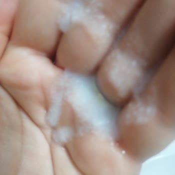 Beralife Peeling Ürünü Akışkan Kremsi Ve Yüzü Yakıyor...