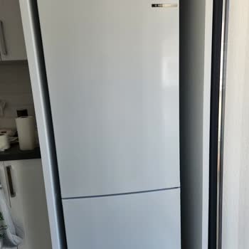 Bosch Marka Buzdolabı Menteşe Kapağı Eksik Veya Hiç Yok.