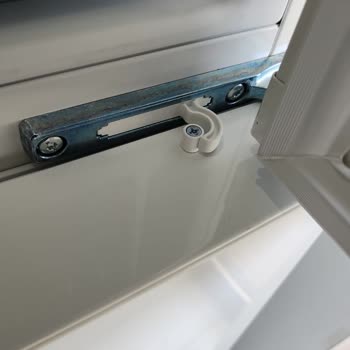 Bosch Marka Buzdolabı Menteşe Kapağı Eksik Veya Hiç Yok.