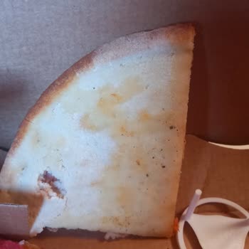 PizzaLazza Pişmemiş İnce Kenar Olmayan Pizzayla İlgili Deneyimi Olmayan Personel