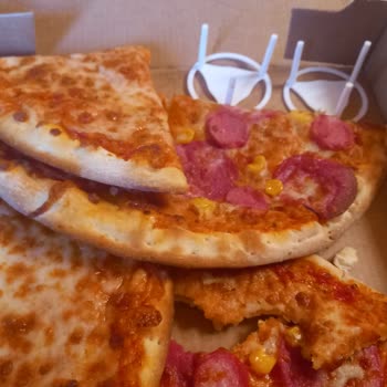 PizzaLazza Pişmemiş İnce Kenar Olmayan Pizzayla İlgili Deneyimi Olmayan Personel