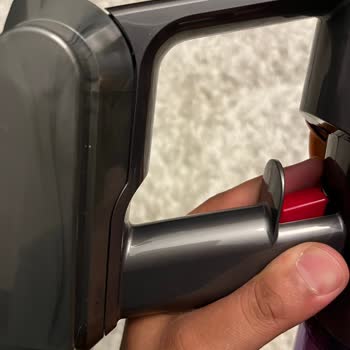 Dyson -- V15 Seri Numarası Ve Tam Oturmayan Batarya