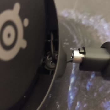 SteelSeries Arctis Nova 1 Menteşe Yeri Kırıldı