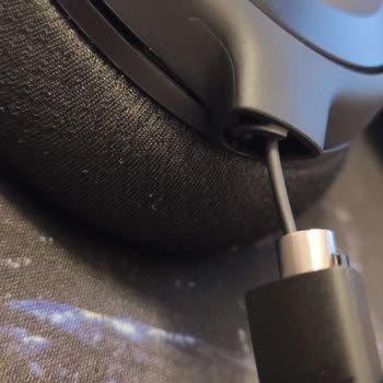 SteelSeries Arctis Nova 1 Menteşe Yeri Kırıldı