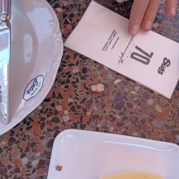 Kahvaltıda Yemeğin İçinden Çıkan Takma Diş Çengelköy Sütiş