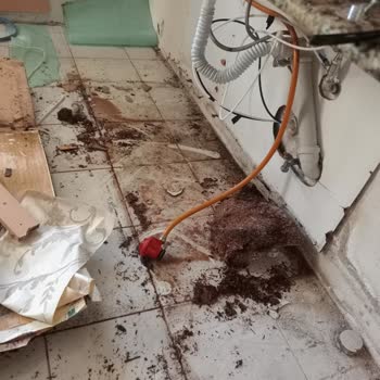 Waterbox Su Arıtma Cihazı Servis Tahliye Borusunu Dolabın İçine Bırakmış