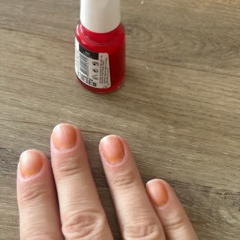 Flormar 321 Red Flag Oje Tırnakları Turuncu Yapıyor