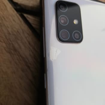 Samsung A71 Arka Kapak İçten Soyulma Ve Sararma