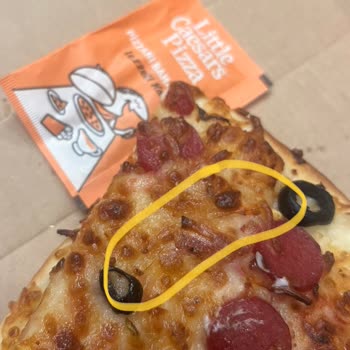 Little Caesars Pizzadan Çıkan Saç