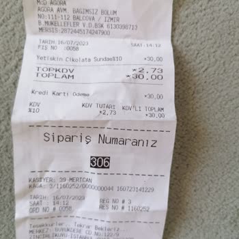 McDonald's Ürün Fiyatı Yazanla Sunulan Başka Ve Ufak Dondurma Verilmesi