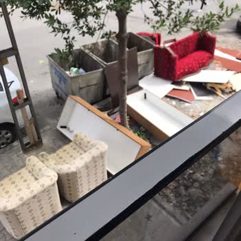 Küçükçekmece Belediyesi Evimizin Önündeki Çöp Konteynerlerinin Kaldırılması Talebi