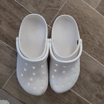 Aynı Numara Olmasına Rağmen Arasında Kalıp Farkı Olan Crocs Terlik