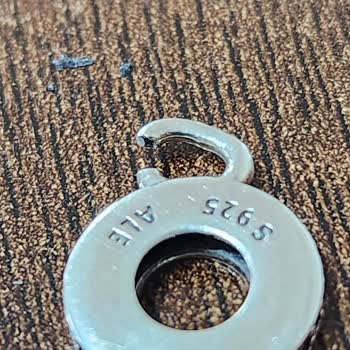 Pandora Mücevher Charm Kaynak Yerinden Ayrıldı