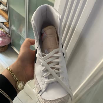Nike 'da Derisi Aşınmış Ayakkabı