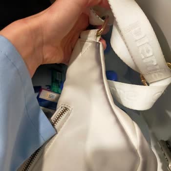 Pierre Cardin Çanta Renk Veriyor