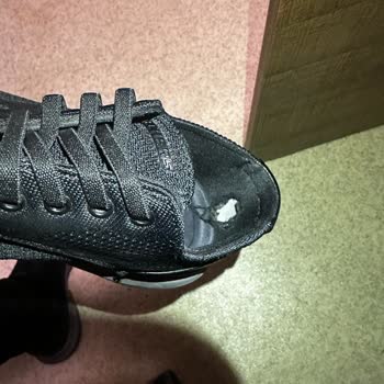 Skechers Markalı Ayakkabıda 1 Aylık Kullanım Sonucu Topuk Aşınması.
