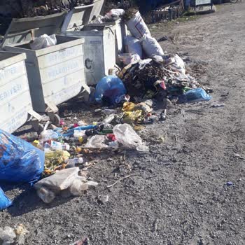 Seydikemer Belediyesinin Kapımın Önünü Çöp Yeri Yapması