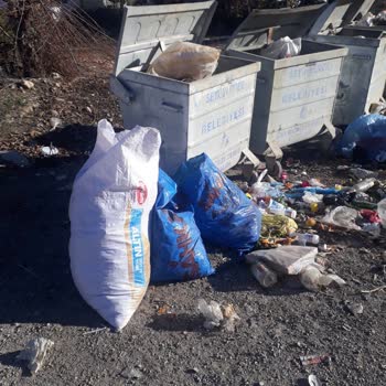 Seydikemer Belediyesinin Kapımın Önünü Çöp Yeri Yapması