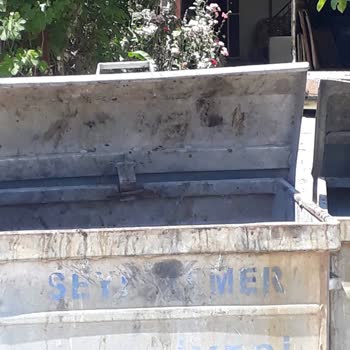 Seydikemer Belediyesinin Kapımın Önünü Çöp Yeri Yapması