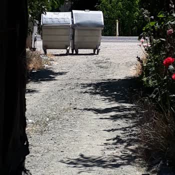 Seydikemer Belediyesinin Kapımın Önünü Çöp Yeri Yapması