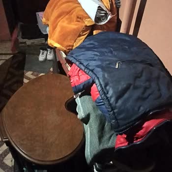 Bayrampaşa Belediyesi Bina İçerisinde Bulunan Çöpler Ve Başıboş Gezen Kediler