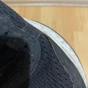 Skechers Spor Ayakkabının Sağ Ve Sol Ön Kısımları Yırtık Ve Rengi Soldu.