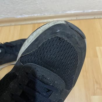 Skechers Spor Ayakkabının Sağ Ve Sol Ön Kısımları Yırtık Ve Rengi Soldu.