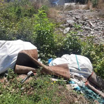 Çekmeköy Belediyesi Boş Araziye Çöp Yığının Atılması