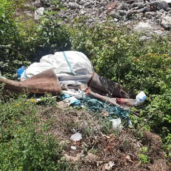 Çekmeköy Belediyesi Boş Araziye Çöp Yığının Atılması
