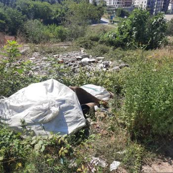 Çekmeköy Belediyesi Boş Araziye Çöp Yığının Atılması