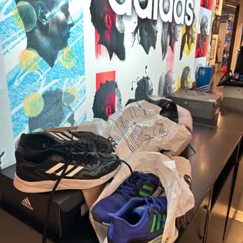 Adidas Spor Ayakkabı Bir Ay İçinde Deforme Oldu