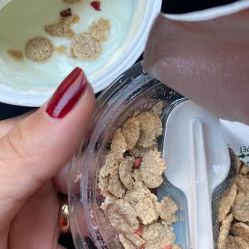 Danone Tikveşli Activa Yoğurt İçerisinden Kıl Çıktı