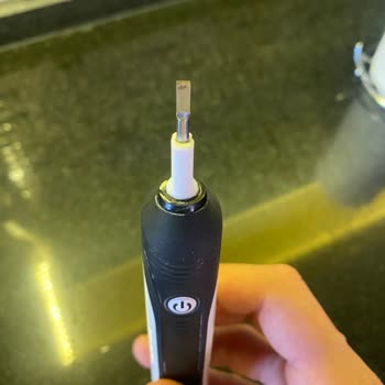 Oral B Diş Fırçası Demiri Kırıldı
