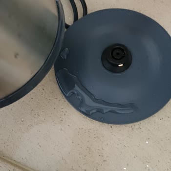 Grundig Çaycı Su Akıtıyor