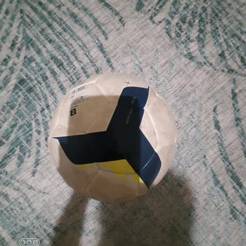 Decathlon Kipsta F500 Topunun Havası Kendi Kendine İniyor