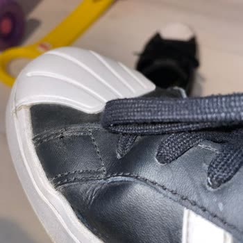 Adidas Kalitesiz Ürünler Satıyor!