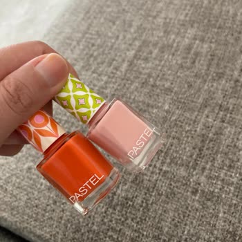 Pastel Kozmetik Pastel Ojede Tırnakta Turuncu Leke Oluşması
