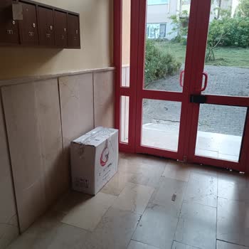 Yurtiçi Kargo Bilgim Olmadan Kargomu Binanın Önüne Bırakıp Gitmiş