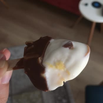 Mini Bademli Magnum İçerisinden Sarı Bir Şey Çıktı.