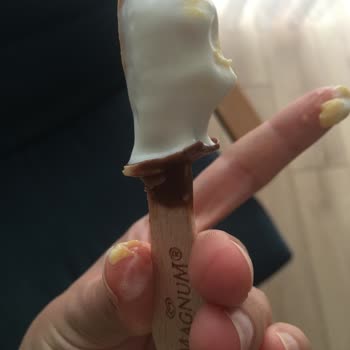 Mini Bademli Magnum İçerisinden Sarı Bir Şey Çıktı.