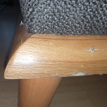 Aksu Çarşı Ayakları Takarken Koltuk Patlattılar Vidalar İğne Gibi Dışarıda