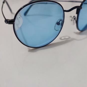Atasun Optik Gözlük Camımın Üzerinden Parça Cam Ayrıldı.
