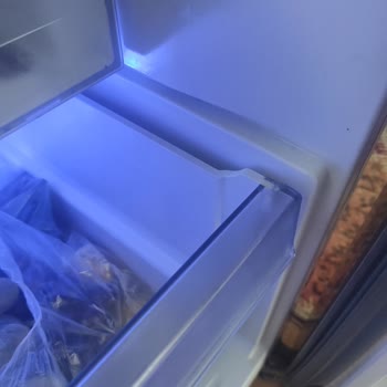 Beko Buzdolabı Raflardan Biri Patladı Ve Biri Kırıldı