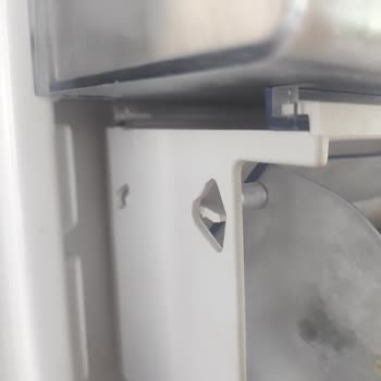 Beko Buzdolabı Raflardan Biri Patladı Ve Biri Kırıldı