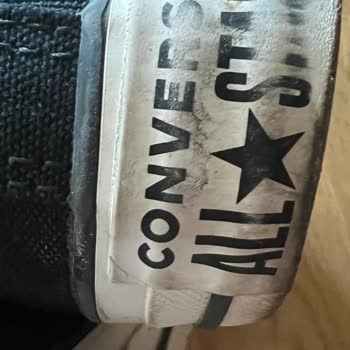 Koray Spor Converse Arkasındaki Yazılar Akıp Siliniyor