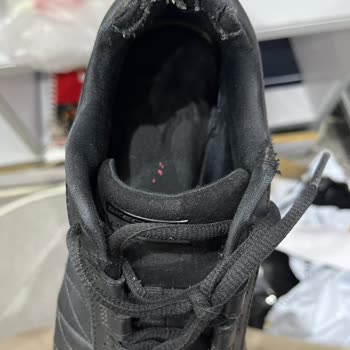 Ayakkabı Dünyası Skechers Marka Ayakkabı Parçalandı