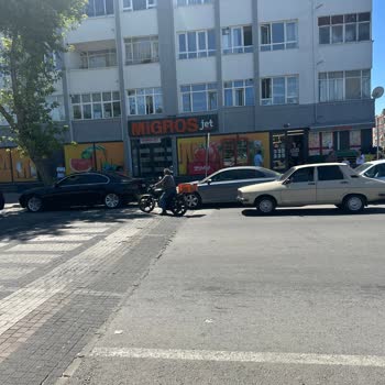 Migros Mal Kabule Gelen Kamyonet, Park Halindeki Aracıma Çarptı