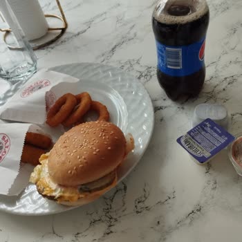 Saloon Burger 'den Eksik Ürün Geldi, Sufle Aldım Ama Alakası Yok